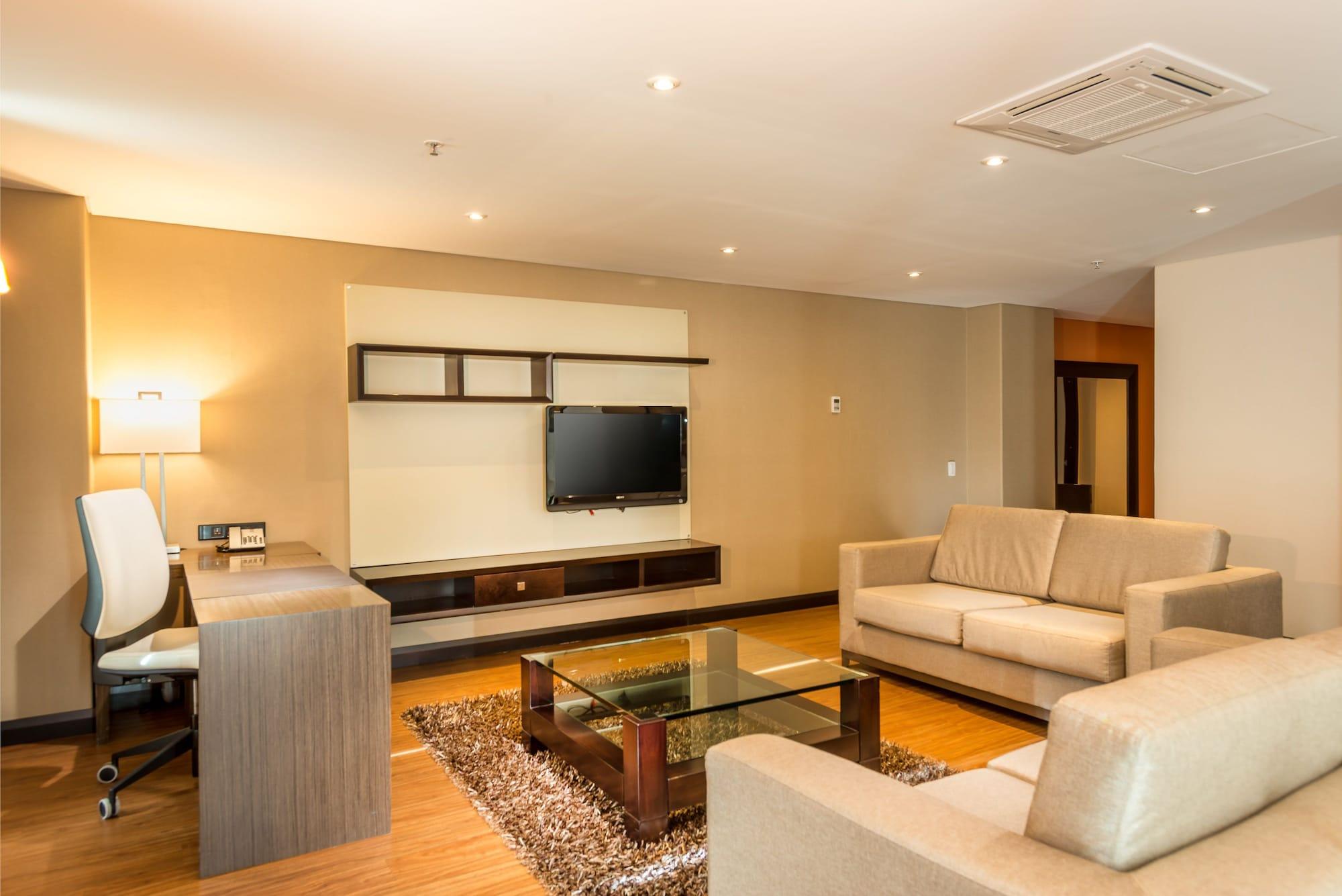 Casa Dann Carlton Hotel & Spa Bogota Buitenkant foto A living room in a hotel suite