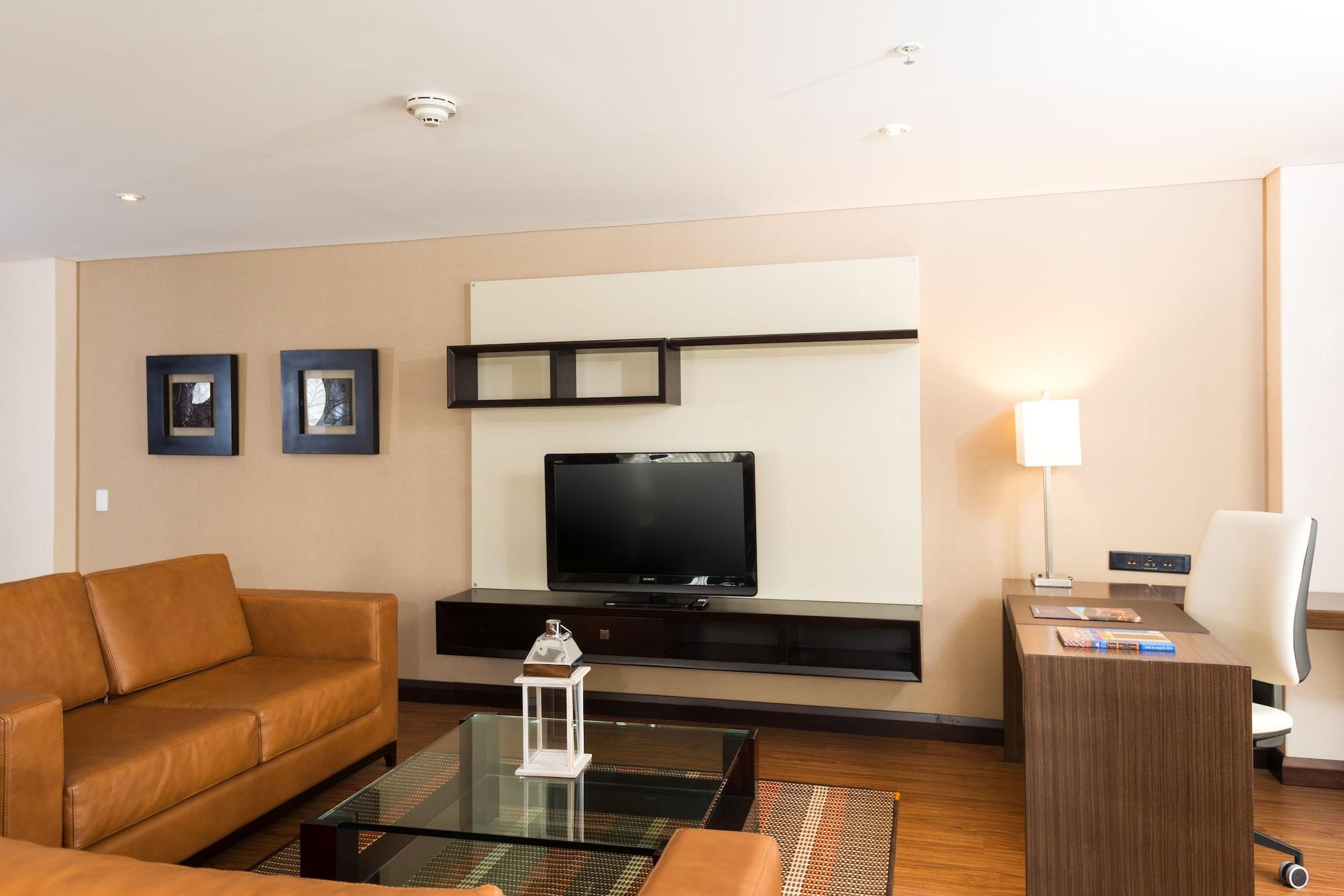 Casa Dann Carlton Hotel & Spa Bogota Buitenkant foto A living room in a hotel