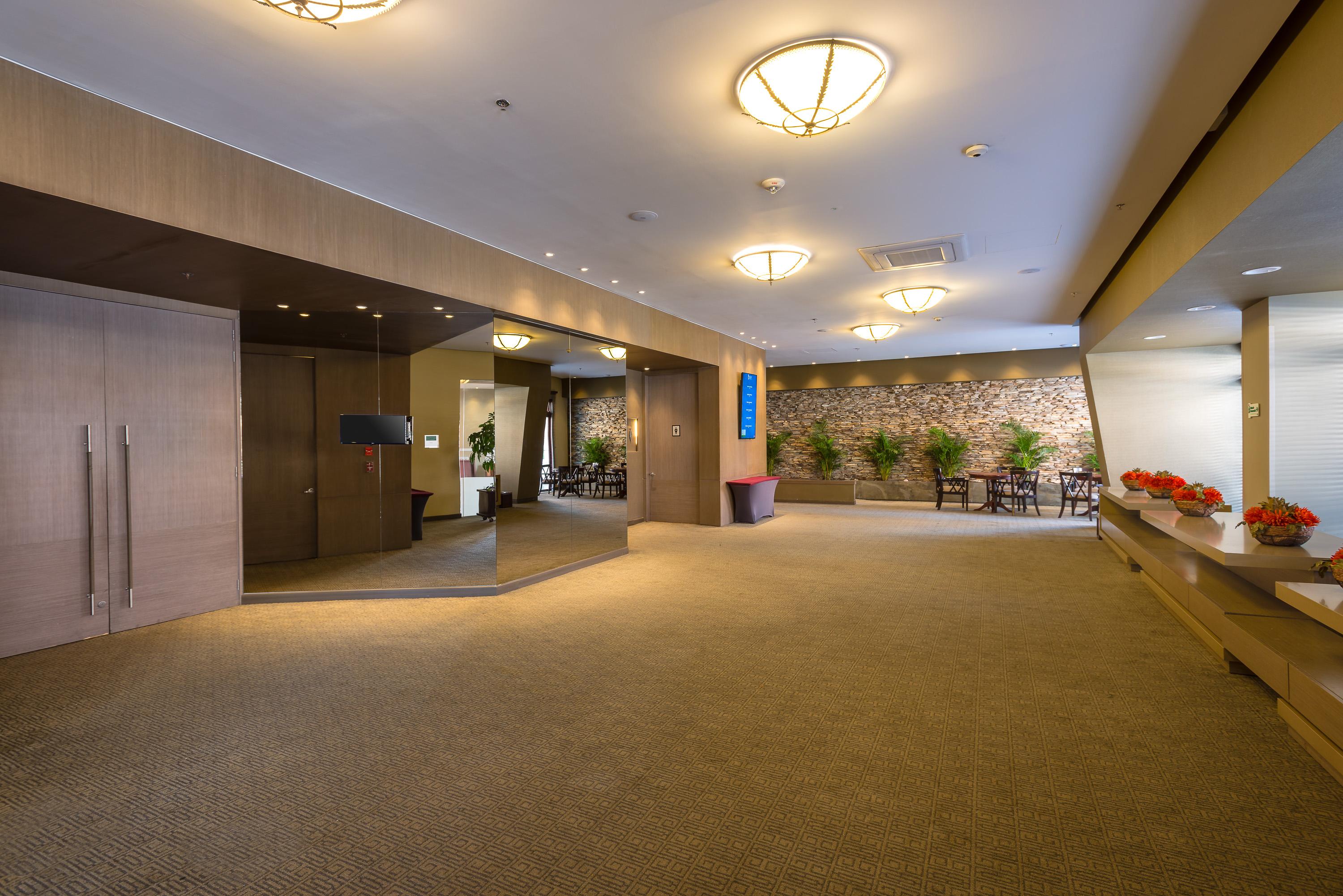 Casa Dann Carlton Hotel & Spa Bogota Buitenkant foto The lobby of the 1000-seat theater