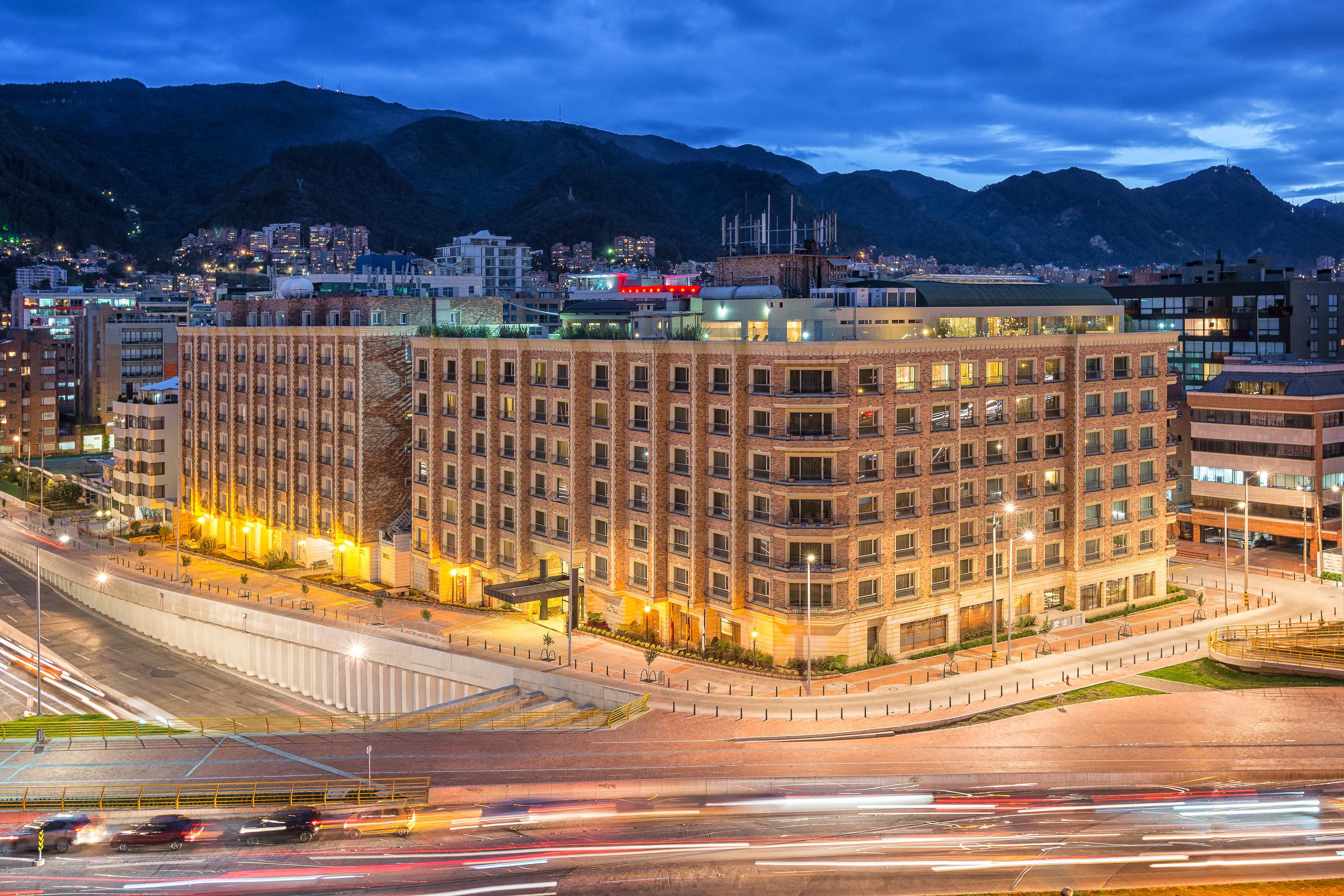 Casa Dann Carlton Hotel & Spa Bogota Buitenkant foto The hotel at night