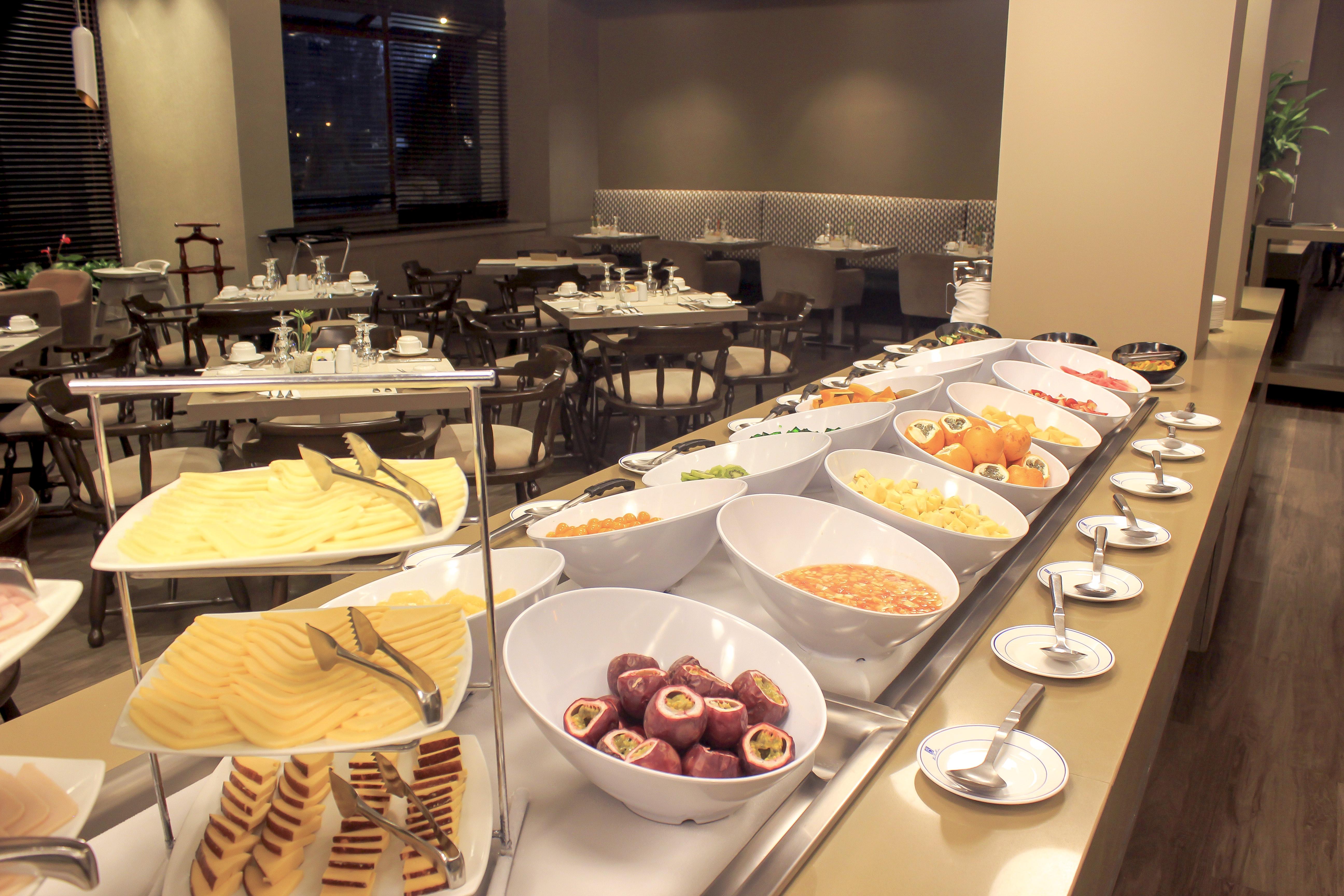 Casa Dann Carlton Hotel & Spa Bogota Buitenkant foto A buffet at a hotel