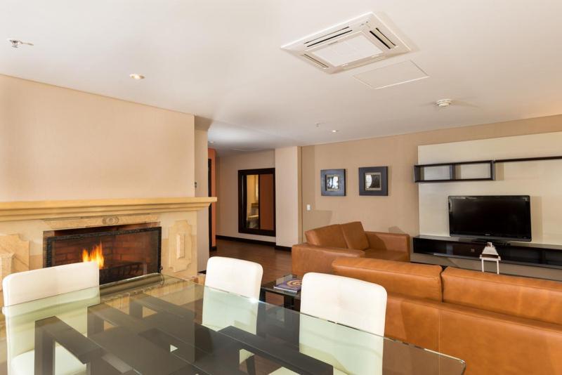 Casa Dann Carlton Hotel & Spa Bogota Kamer foto A living room with a fireplace
